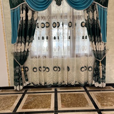 SET DRAPERIE CATIFEA 3D VERDE CU ALBASTRU, SI PERDEA 3D TULL BRODATĂ VERDE.                 Denumire:VESTI