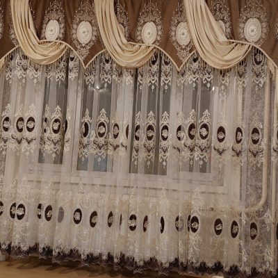 SET DRAPERIE CATIFEA 3D , CAPUCCINO CU CREM, PERDEA 3D TULL BRODATĂ .        Cod. Produs: 271977