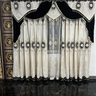 SET DRAPERIE CATIFEA 3D BRODATĂ , CREM CU MARO SI NEGRU, PERDEA TULL BRODATĂ CREM.                                                Cod  Produs: 6767