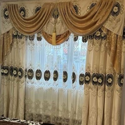 SET DRAPERIE CATIFEA 3D  CREM CU MARO, SI AURIU PERDEA 3 D TULL BRODATĂ, CREM CU MARO.                                               Cod  Produs :0099