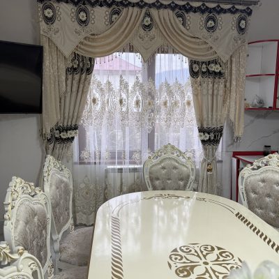 SET DRAPERIE CATIFEA 3D BRODATĂ , MARO CU CREM, PERDEA 3D TULL BRODATĂ CREM.                                                      Cod  Produs : 2221