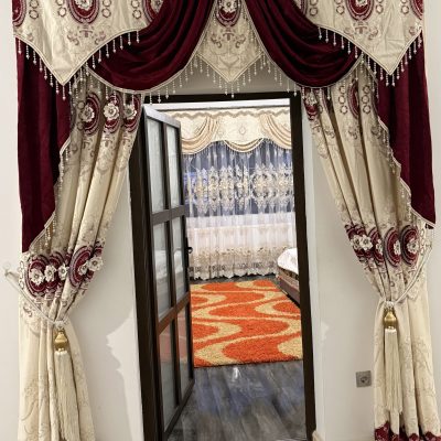 SET DRAPERIE CATIFEA 3D  BRODATĂ  CREM CU VIȘIN .                                                  Cod  Produs:432789