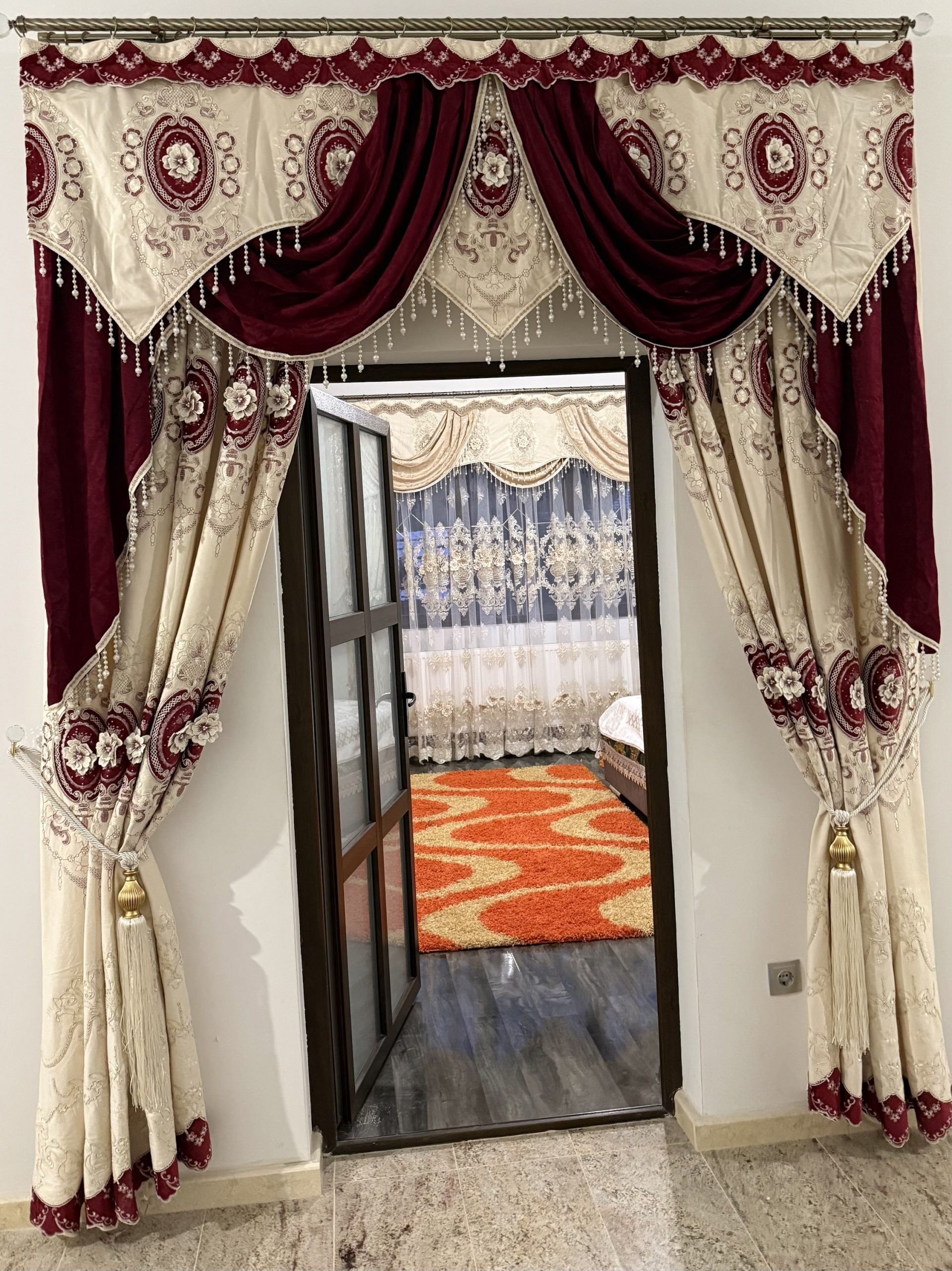 SET DRAPERIE CATIFEA 3D  BRODATĂ  CREM CU VIȘIN .                                                  Cod  Produs:432789