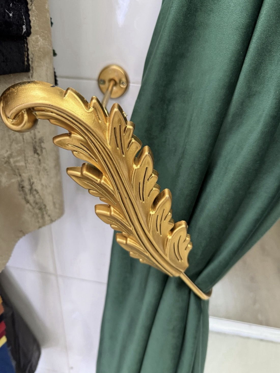 ACCESOR PRINDERE  DRAPERIA, GOLD CREM                                   Denumire: FRUNZA GOLD