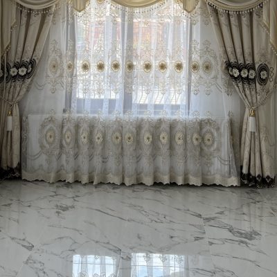 SET DRAPERIE CATIFEA 3D BRODATĂ ,CREM CU MARO ,PERDEA 3D TULL BRODATĂ CREM.                              Cod  Produs: 4433