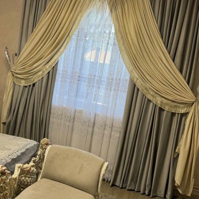 SET DRAPERIE CATIFEA  CULOARE GRI DESCHIS CU BEJ, PERDEA MĂTASE BRODATĂ 4 RÎNDURII ALBĂ .        Cod. Produs: 333