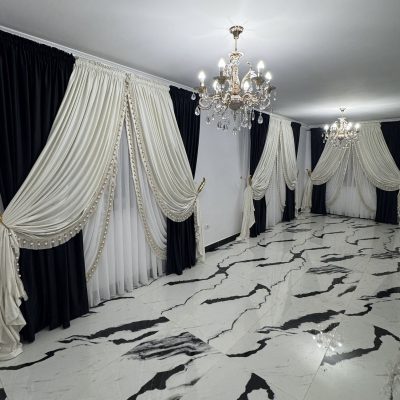 SET DRAPERIE CATIFEA , CULOARE NEGRU CU ALB, PERDEA TRIPLUVOAL ALB.             Cod. Produs:85208
