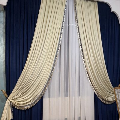 SET DRAPERIE CATIFEA  ALBASTRU CU CREM, PERDEA TRIPLUVOAL ALB.                           Cod  Produs:98897