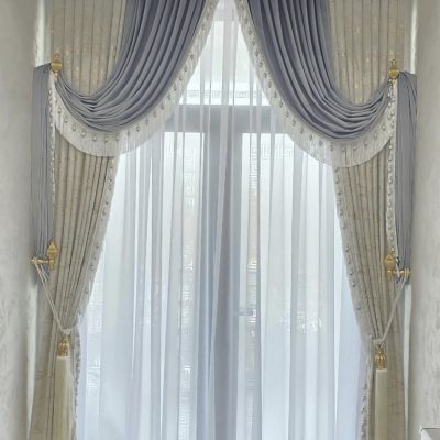 SET DRAPERIE CATIFEA , CULOARE BEJ DESCHIS INSERȚII AURII, CU GRI DESCHIS .                                                   Cod.  Produs: 482999