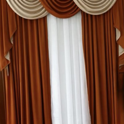 SET  DRAPERIE  CATIFEA , CULOARE  CĂRĂMIZIU  CU ALB , PERDEA TRIPLUVOAL ALB.                                                     Cod.  Produs:30285