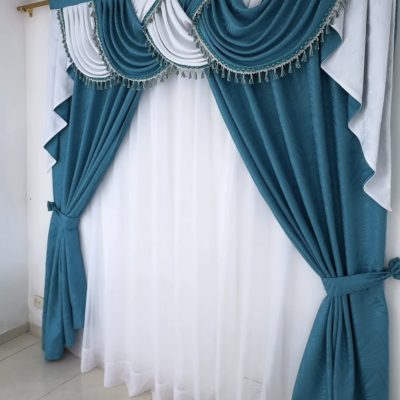 SET  DRAPERIE  CATIFEA , CULOARE  ALB,  CU  ALBASTRU  AZURIU,  PERDEA  TRIPLUVOAL  ALB.                                     Cod. Produs:549980