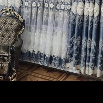 SET DRAPERIE CATIFEA 3D BRODATĂ CULOARE ALBASTRU CU CREM ,PERDEA TULL BRODATĂ 3D CULOARE CREM CU ALBASTRU.                      Cod. Produs: 1001