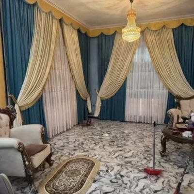 SET DRAPERIE CATIFEA  CULOARE ALBASTRU CU CREM, PERDEA  IN  ALBĂ CU  4 RÎNDURII BRODATĂ .                          Cod.  Produs:36290