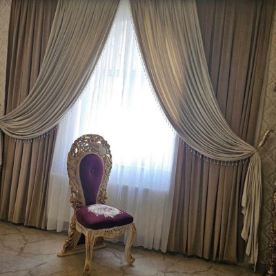 SET DRAPERIE CATIFEA, CULOARE MARO DESCHIS CU BEJ, PERDEA TRIPLUVOAL ALB.                   Cod. Produs: 318229