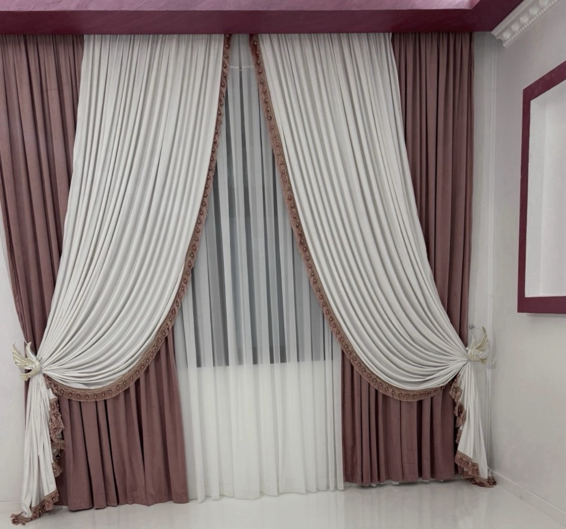 SET DRAPERIE CATIFEA , CULOARE ROZ CU ALB, PERDEA TRIPLUVOAL ALB.                  Cod. Produs.132768