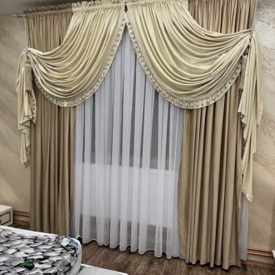 SET DRAPERIE CATIFEA , CULOARE CREM DESCHIS CU BEJ, PERDEA TRIPLUVOAL ALB.                        Cod.  Produs: 316288