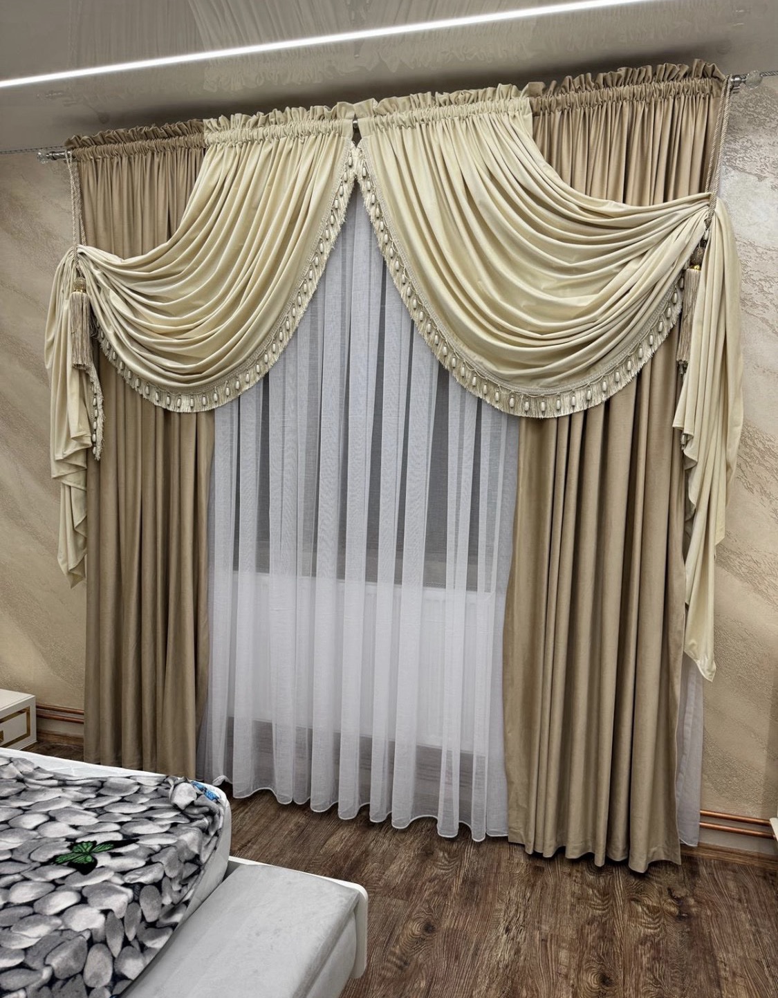 SET DRAPERIE CATIFEA , CULOARE CREM DESCHIS CU BEJ, PERDEA TRIPLUVOAL ALB.                        Cod.  Produs: 316288