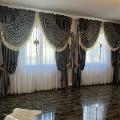 SET DRAPERIE CATIFEA , CULOARE GRI ÎNCHIS CU GRI DESCHIS, PERDEA  TRIPLUVOAL ALB.                              Cod. Produs: 518296