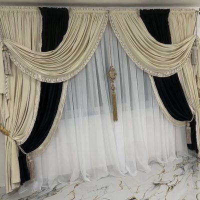 SET DRAPERIE CATIFEA CULOARE NEGRU CU CREM, PERDEA TRIPLUVOAL ALB.                    Cod. Produs:31865