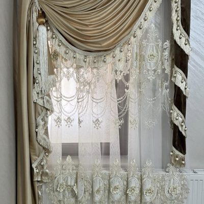 SET DRAPERIE CATIFEA , CULOARE MARO CU BEJ, PERDEA 3D TULL BRODATĂ            Cod. Produs:531976
