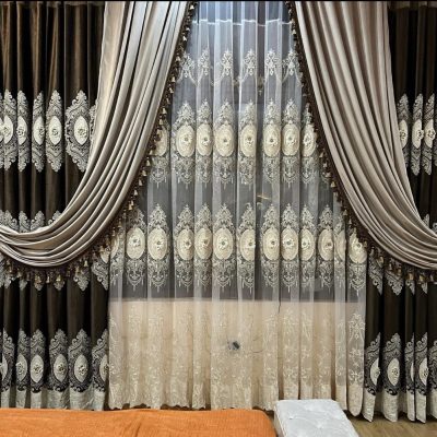 SET DRAPERIE CATIFEA 3D, CULOARE MARO CU CREM, PERDEA  3D TULL BRODATĂ.                                  Cod.  Produs: 328100