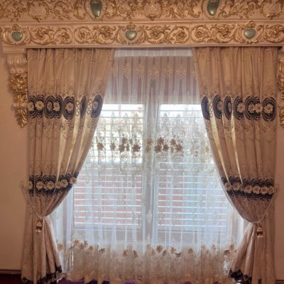 SET DRAPERIE CATIFEA 3D, CULOARE CREM CU MARO, PERDEA 3D TULL BRODATĂ CREM.                        Cod.  Produs:23187
