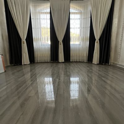 SET DRAPERIE CATIFEA , CULOARE  MARO  CU ALB , PERDEA  TULL  BRODATĂ .             Cod.  Produs:142875