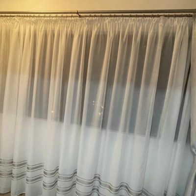 SET DRAPERIE CATIFEA CULOARE GRI DESCHIS, PERDEA MĂTASE BRODATĂ.      Cod.  Produs: 31897