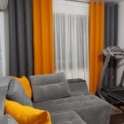 SET DRAPERIE CATIFEA  CULOARE GRI ÎNCHIS CU PORTICALIU, PERDEA TRIPLUVOAL ALB.                              Cod. Produs: 386944