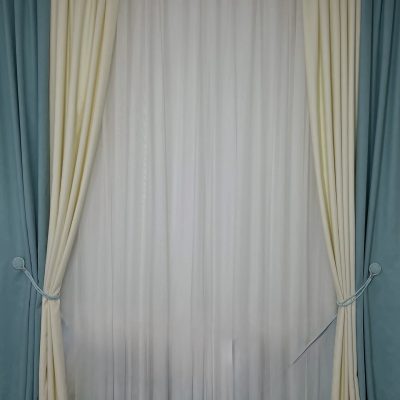 SET  DRAPERIE  CATIFEA ALBASTRU  DESCHIS  LIȘIȚĂ CU  CREM  DESCHIS,  PERDEA  TRIPLUVOAL ALB.                               Cod.  Produs: 200673