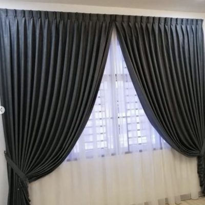 SET  DRAPERIE  CATIFEA  CULOARE  GRI  INCHIS , PERDEA TRIPLUVOAL  ALB .                              Cod.  Produs: 301864