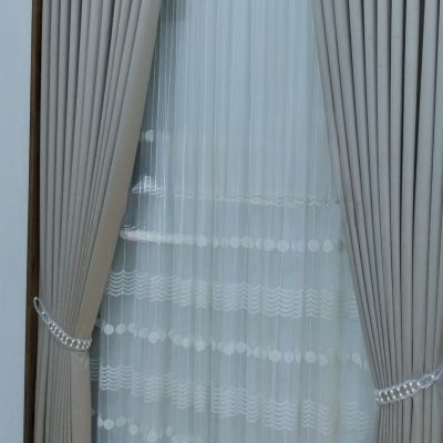 DRAPERIE CATIFEA CULOARE RINDUNICA  GRI, PERDEA TULL BRODATĂ ALB.                       Cod.  Produs: 318299