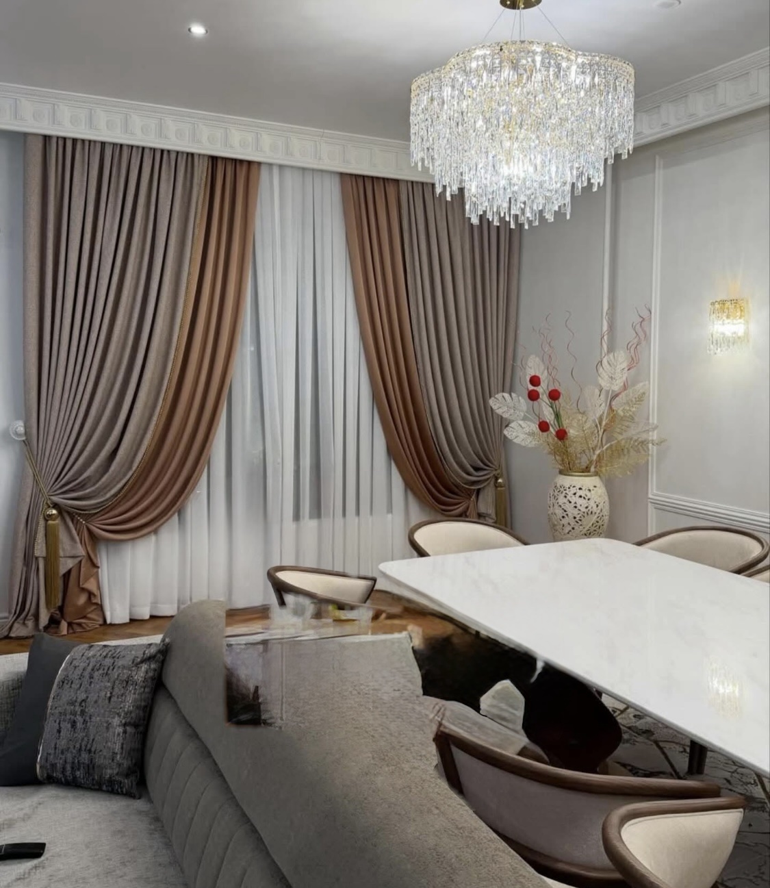 DRAPERIE CATIFEA CULOARE CAPUCCINO, CU MARO CĂRĂMIZIU, PERDEA TRIPLUVOAL ALB.                             Cod: Produs: 520017