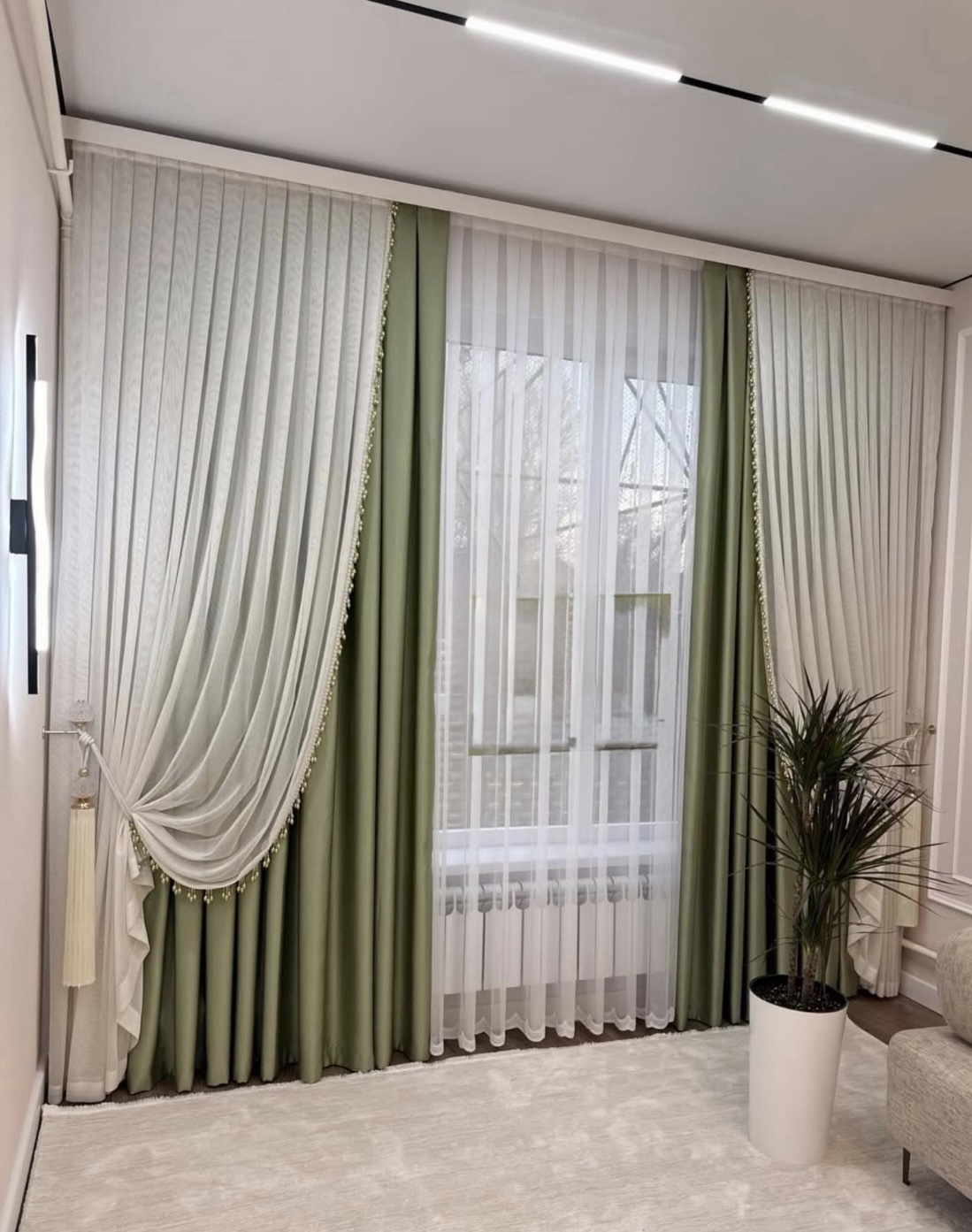 DRAPERIE CATIFEA VERDE DESCHIS MENTĂ , DEASUPRA PERDEA TRIPLUVOAL CREM , CU PERDEA TRIPLUVOAL ALB.                                                              Cod: Produs.320176