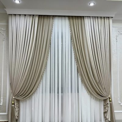 DRAPERIE CATIFEA CULOARE CREM ÎNCHIS, CU CREM DESCHIS, PERDEA TRIPLUVOAL ALB.                                Cod:  Produs. 290008