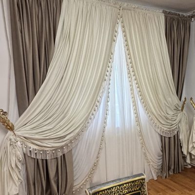 Draperie Catifea  Capuccino cu Alb + Perdea Tripluvoal Alb.                                                                Cod: 619382