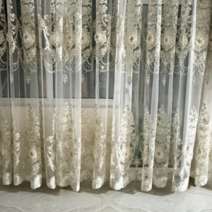 Perdea tull 3D, crem, brodata catifea, perle, pietricele. Cod produs: 829806