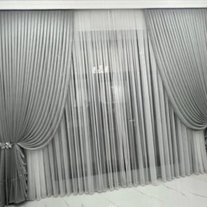 Set catifea gri deschis, perdea tripluvoal alb opacitate 80%. Cod produs: 77441133
