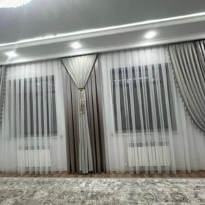 Set catifea maro cu șoarece deschis + perdea tripluvoal alb opacitate 80%. Cod produs: 223311