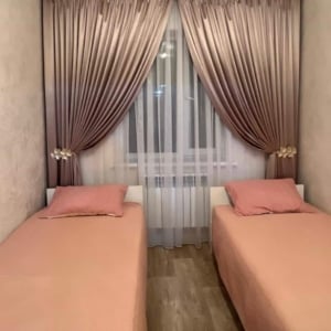 Set catifea roz închis + perdea tripluvoal alb opacitate 80%. Cod produs: 111555