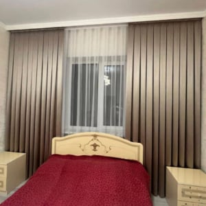 Set catifea maro + perdea tripluvoal alb opacitate 80%. Cod produs: 41920046