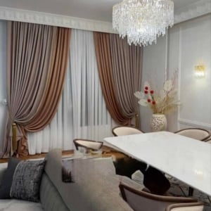 Draperii catifea cappuccino cu bordură cărămiziu + perdea tripluvoal albă. Cod produs: 520017