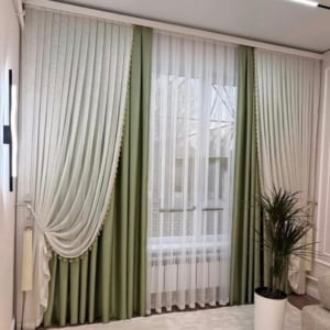 Set draperii catifea verde mentă + perdele tripluvoal crem și alb. Cod produs: 320176