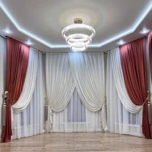 Draperii catifea cărămiziu cu bordură albă + perdea tripluvoal albă. Cod produs: 219550