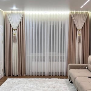 Draperii catifea maro deschis cu bordură albă + perdea tripluvoal albă -. Cod produs: 3322765