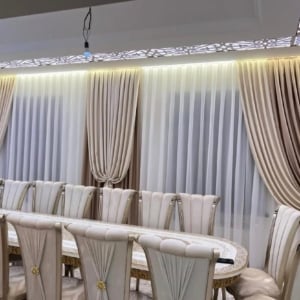 Draperii catifea maro deschis și crem + perdea tripluvoal albă. Cod produs: 41725