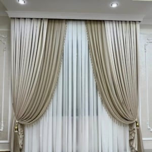 Draperii catifea crem închis și crem deschis + perdea tripluvoal albă -. Cod produs: 290008