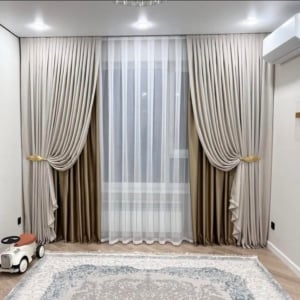 Draperii catifea auriu și cositor oxidat + perdea tripluvoal albă. Cod produs: 218859