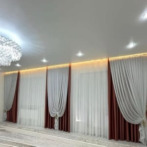 Draperii catifea maro și alb + perdea tripluvoal albă. Cod produs: 3232664