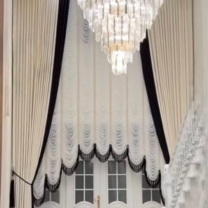 Draperii catifea crem cu negru + perdea tripluvoal alb evantai. Cod produs: 443397